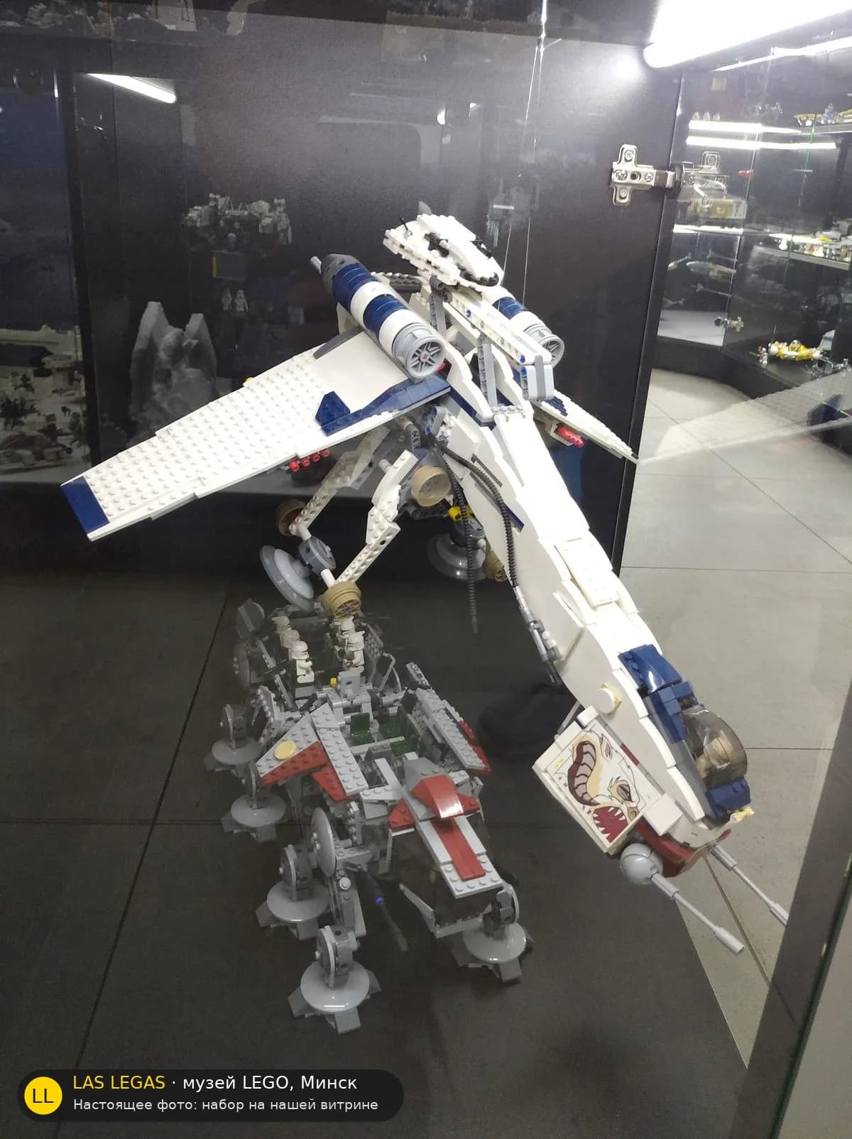LEGO 10195 Республиканский десантный корабль с AT-OT (Republic Dropship with AT-OT) на витрине музея Las Legas