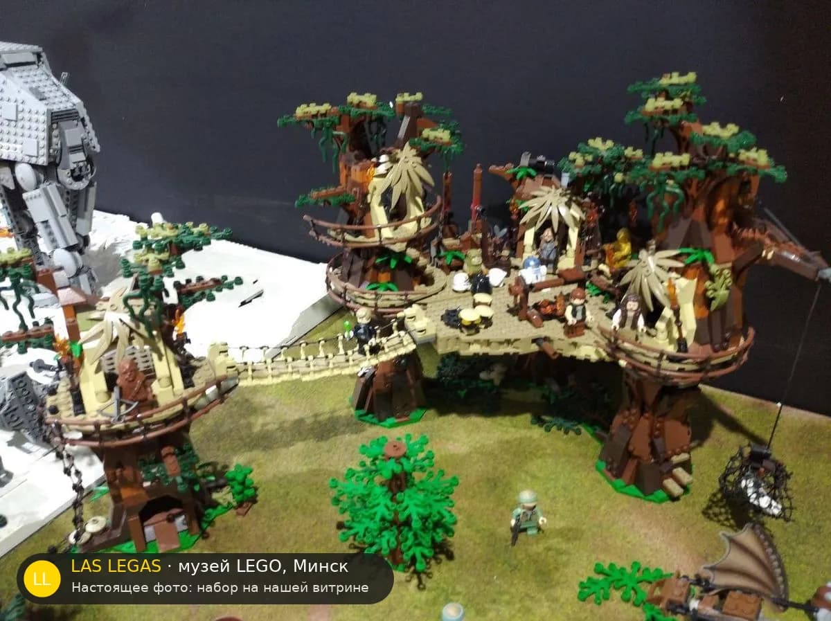 LEGO 10236 Деревня эвоков (Ewok Village) на витрине музея Las Legas