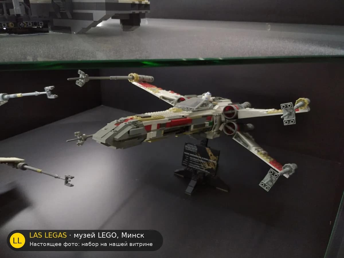 LEGO 10240 Красный Пятый X-wing истребитель (Red Five X-wing Starfighter) на витрине музея Las Legas