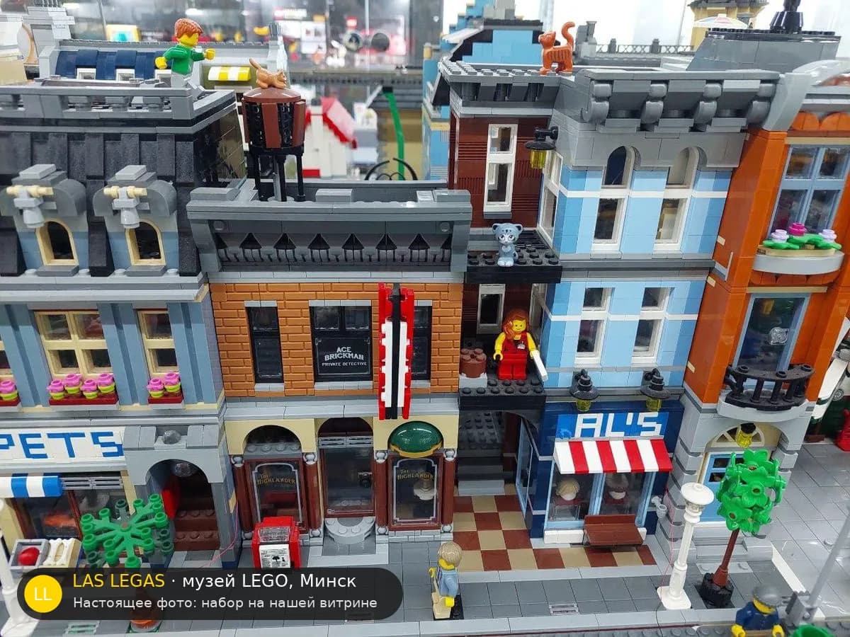 LEGO 10246 Дом детектива (Detective's Office) на витрине музея Las Legas
