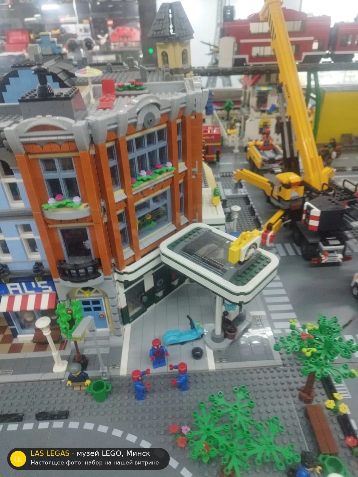 LEGO 10264 Угловой гараж (Corner Garage) на витрине музея Las Legas