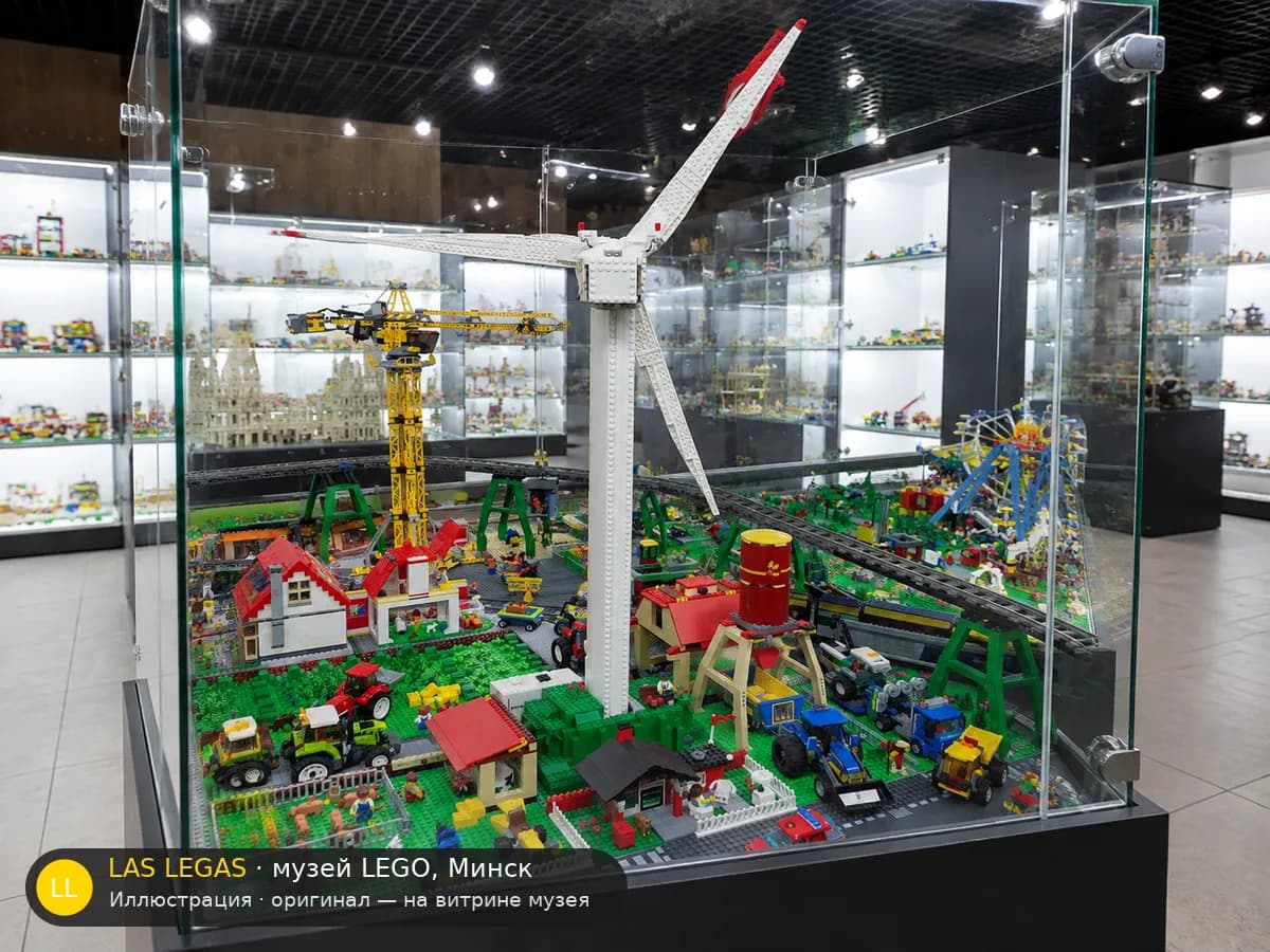 Иллюстрация: LEGO 10268 Ветряная турбина Vestas на витрине в зале музея Las Legas