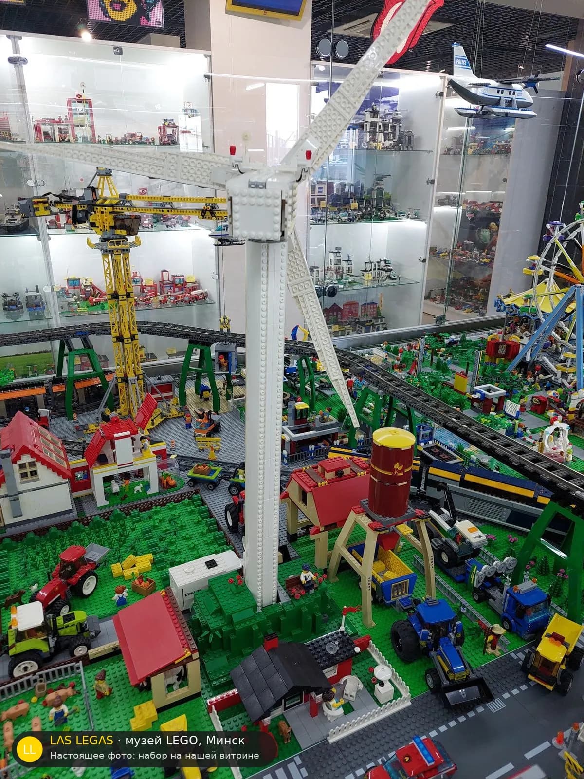 LEGO 10268 Ветряная турбина Vestas (Vestas Wind Turbine) на витрине музея Las Legas