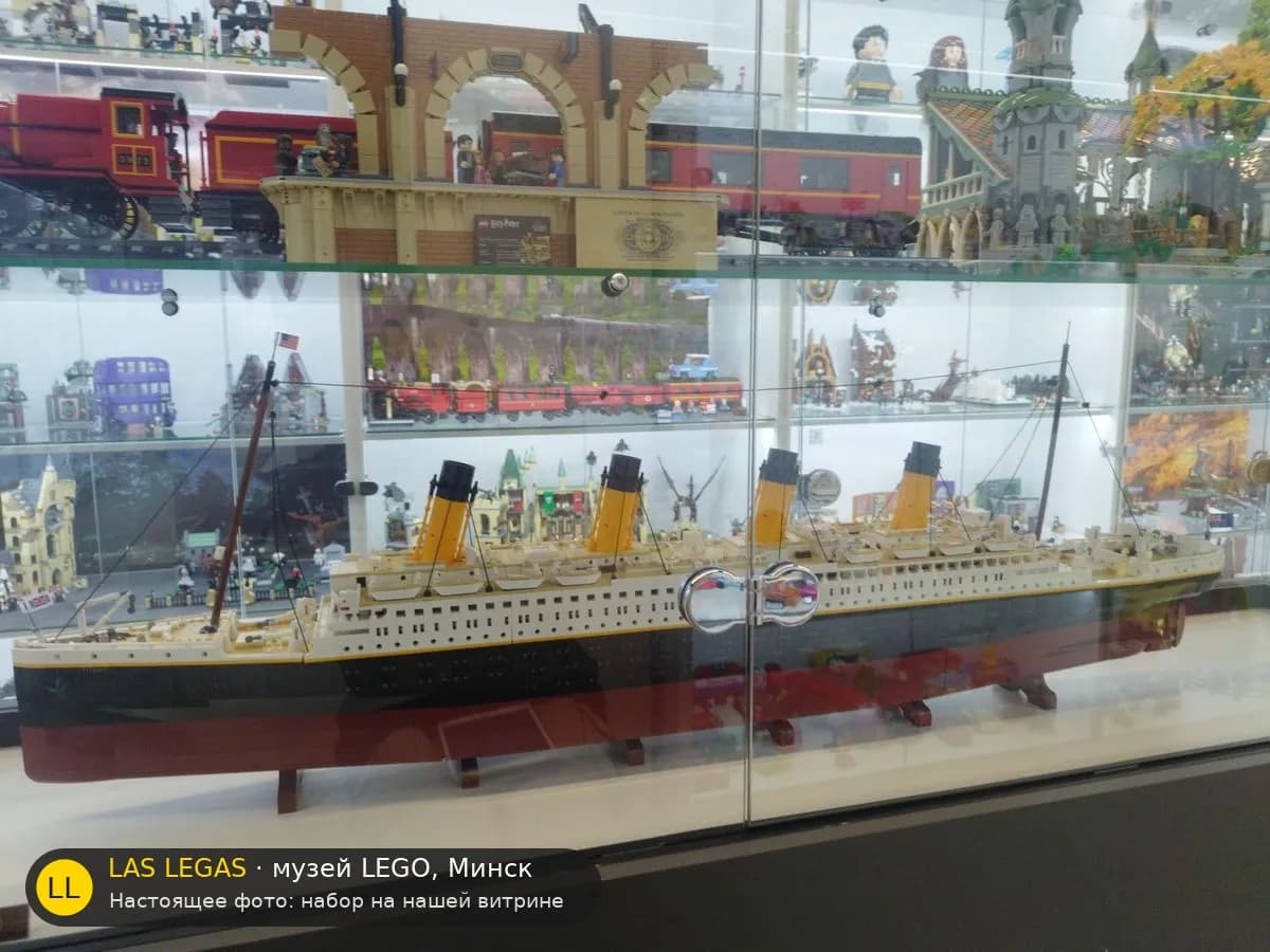 LEGO 10294 Титаник (Titanic) на витрине музея Las Legas