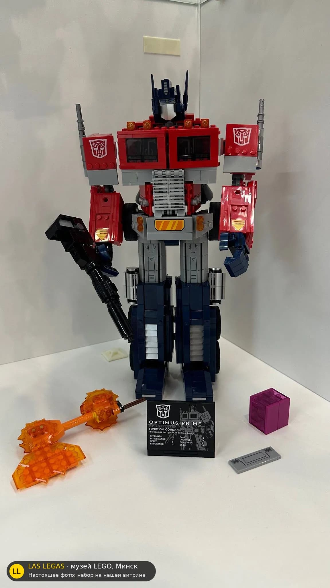 LEGO 10302 Оптимус Прайм (Optimus Prime) на витрине музея Las Legas