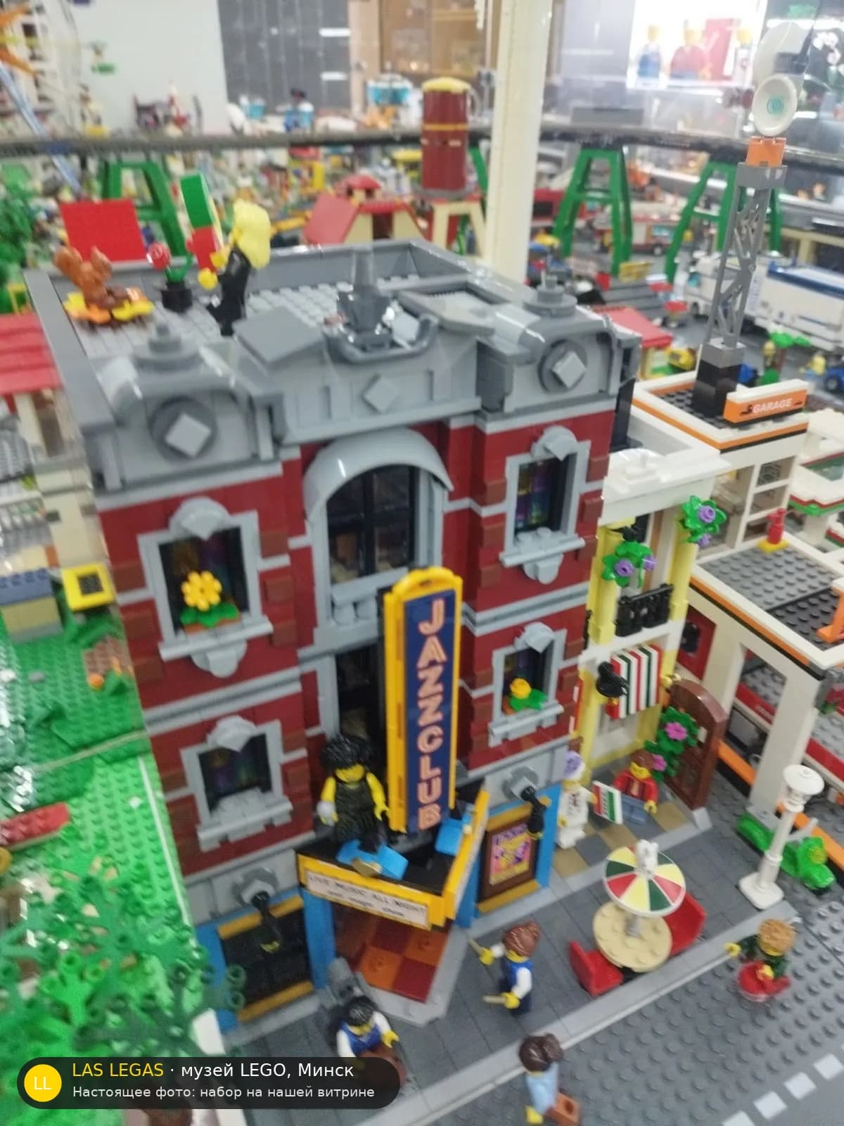 LEGO 10312 Джаз-клуб (Jazz Club) на витрине музея Las Legas