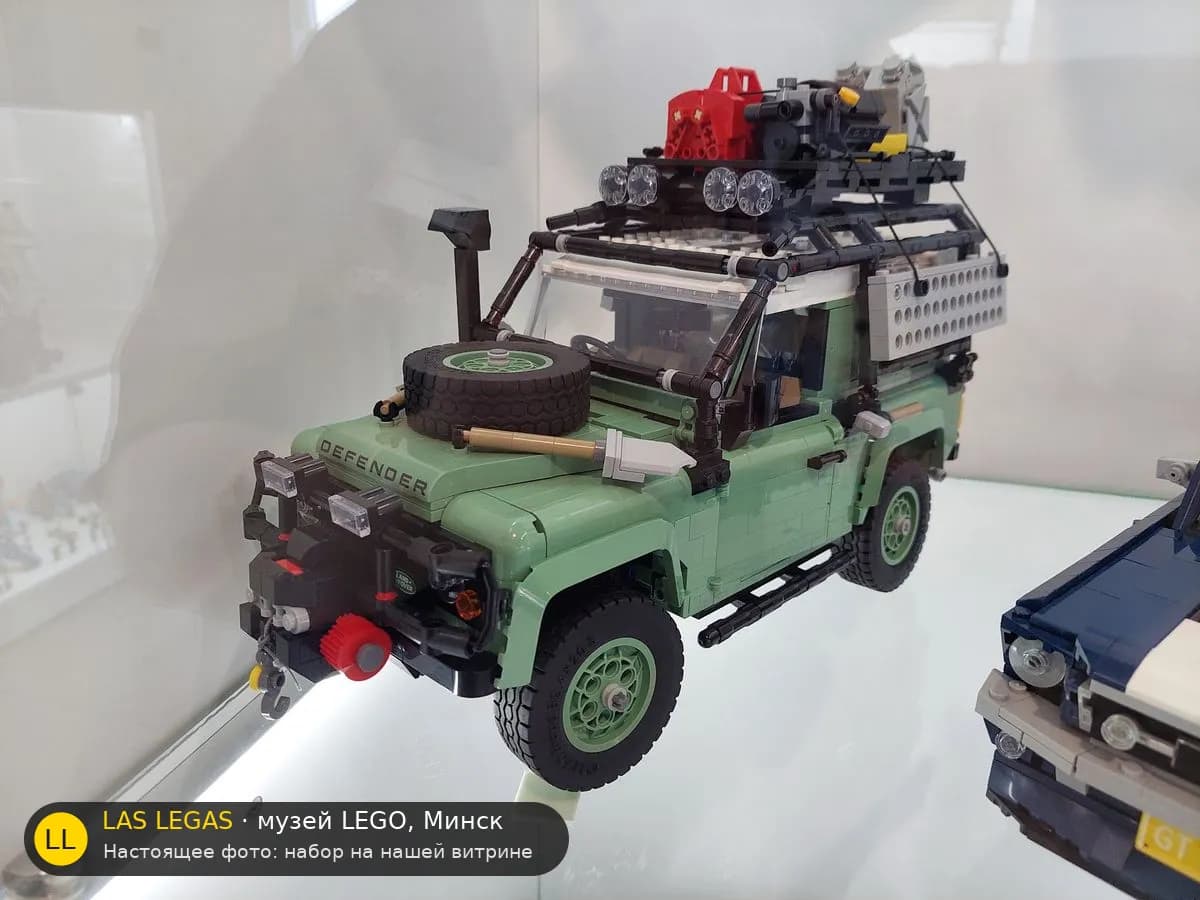 LEGO 10317 Ленд Ровер Классик Дефендер 90 (Land Rover Classic Defender 90) на витрине музея Las Legas