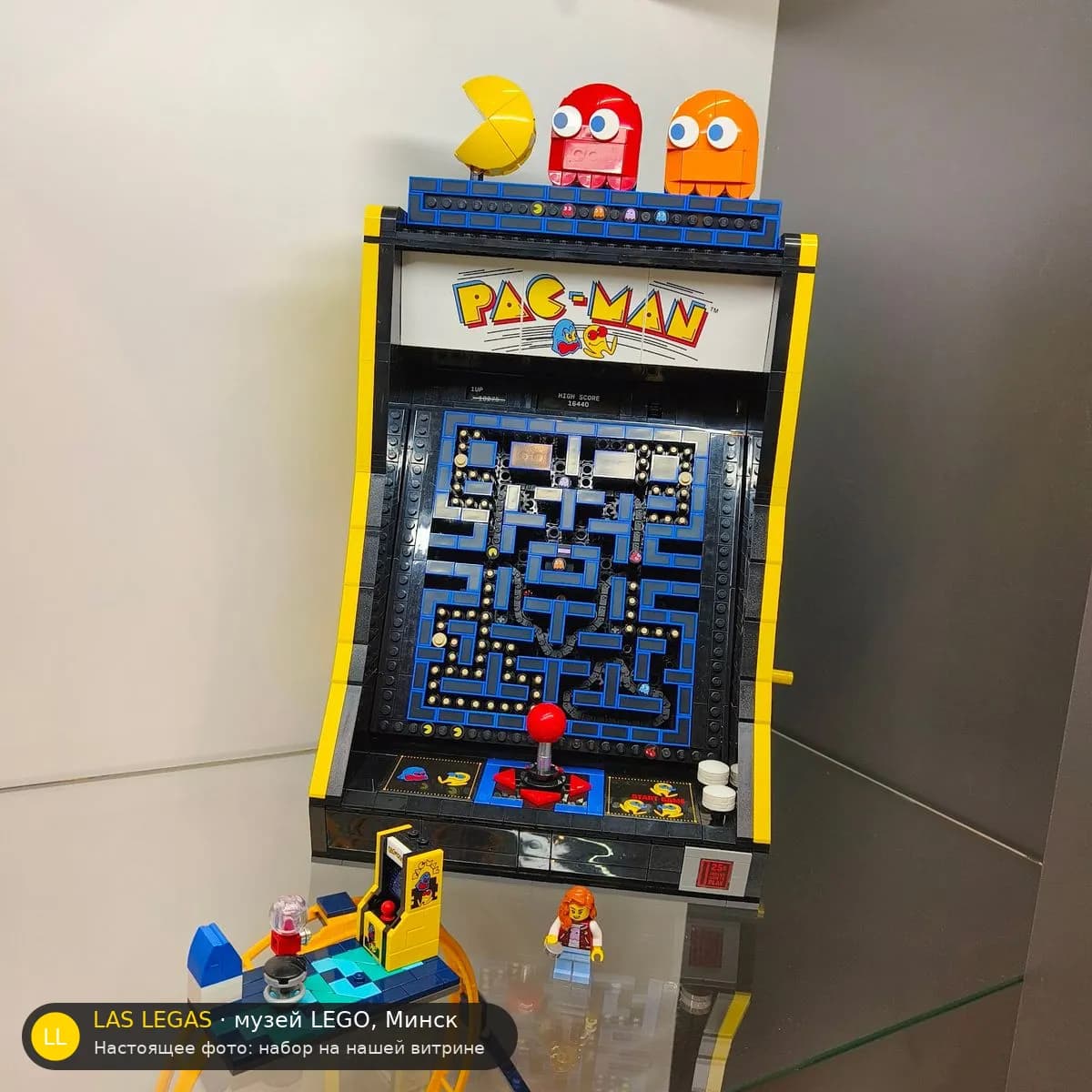 LEGO 10323 PAC-MAN Arcade (PAC-MAN Arcade) на витрине музея Las Legas