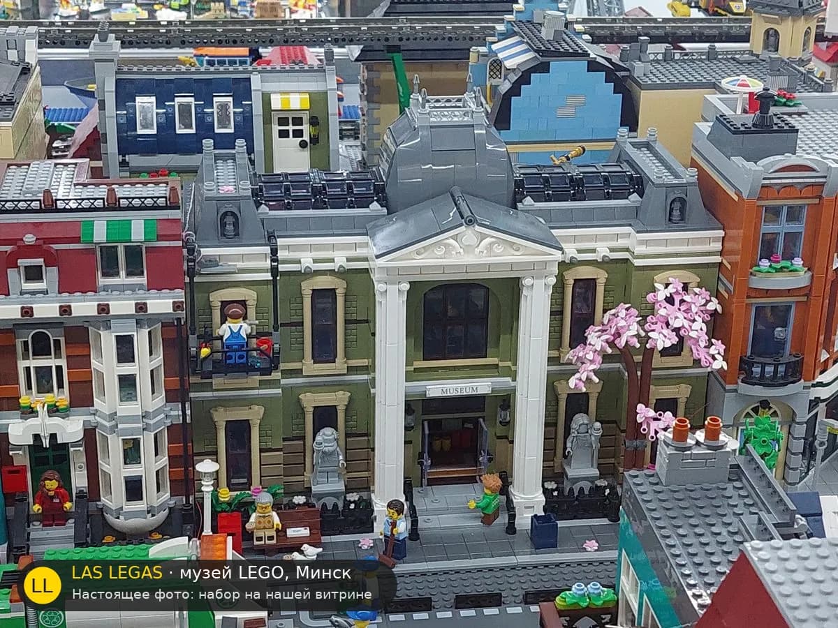 LEGO 10326 Музей естественной истории (Natural History Museum) на витрине музея Las Legas