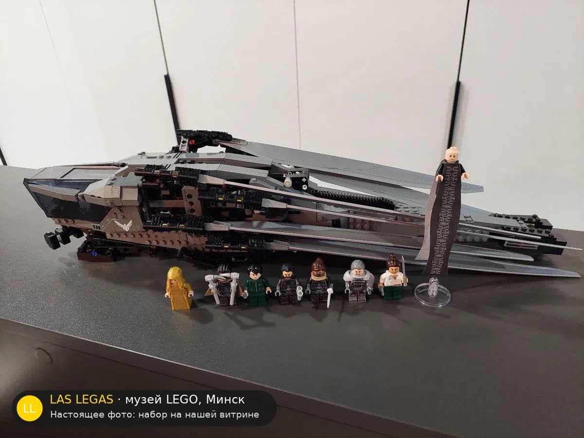 LEGO 10327 Орнитоптер Атрейдесов из Дюны (Dune Atreides Royal Ornithopter) на витрине музея Las Legas