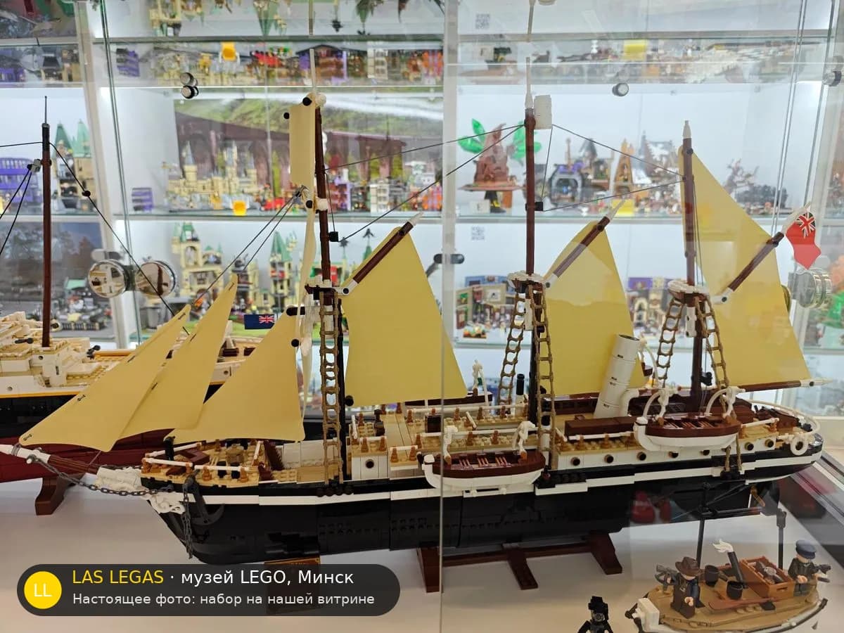 LEGO 10335 Эндьюранс (The Endurance) на витрине музея Las Legas