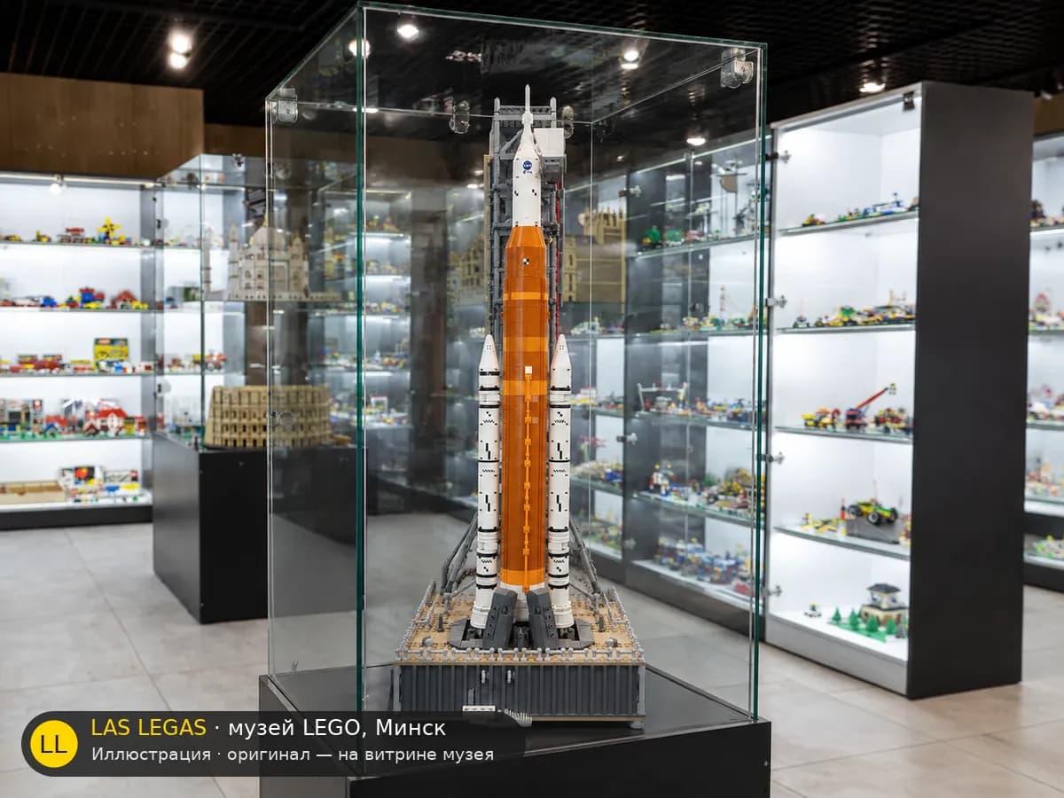 Иллюстрация: LEGO 10341 NASA Artemis: система космического запуска на витрине в зале музея Las Legas