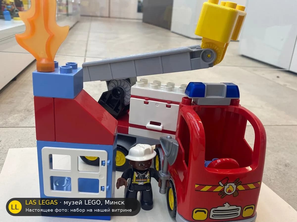 LEGO 10592 Пожарная машина (Fire Truck) на витрине музея Las Legas