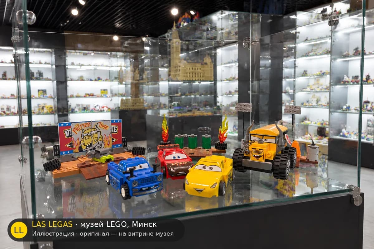 Иллюстрация: LEGO 10744 Гонка «Безумная восьмёрка» в Громовой впадине на витрине в зале музея Las Legas