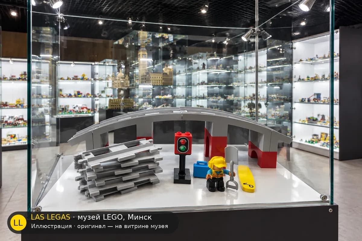 Иллюстрация: LEGO 10872 Мост и пути на витрине в зале музея Las Legas