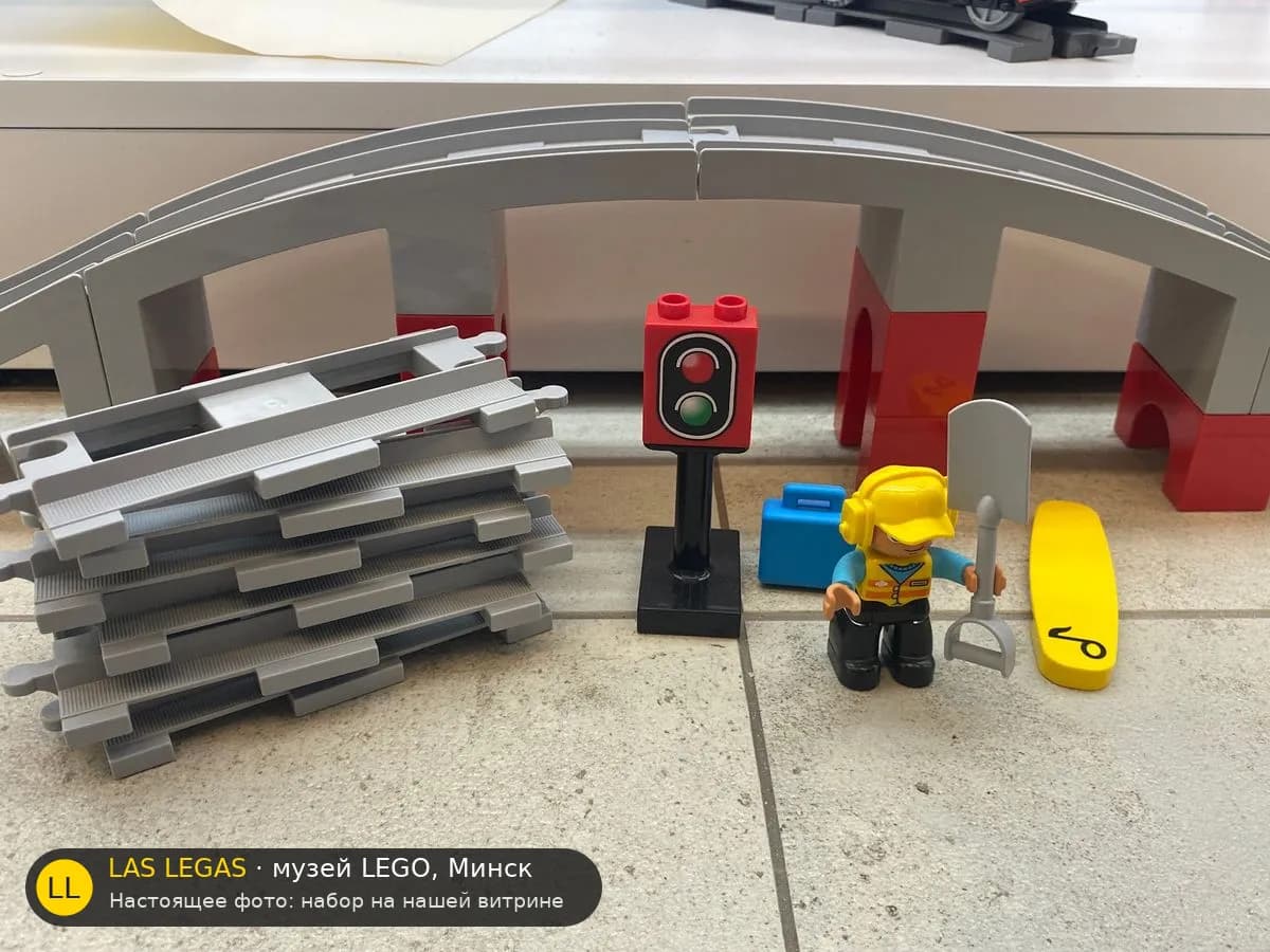 LEGO 10872 Мост и пути (Train Bridge and Tracks) на витрине музея Las Legas