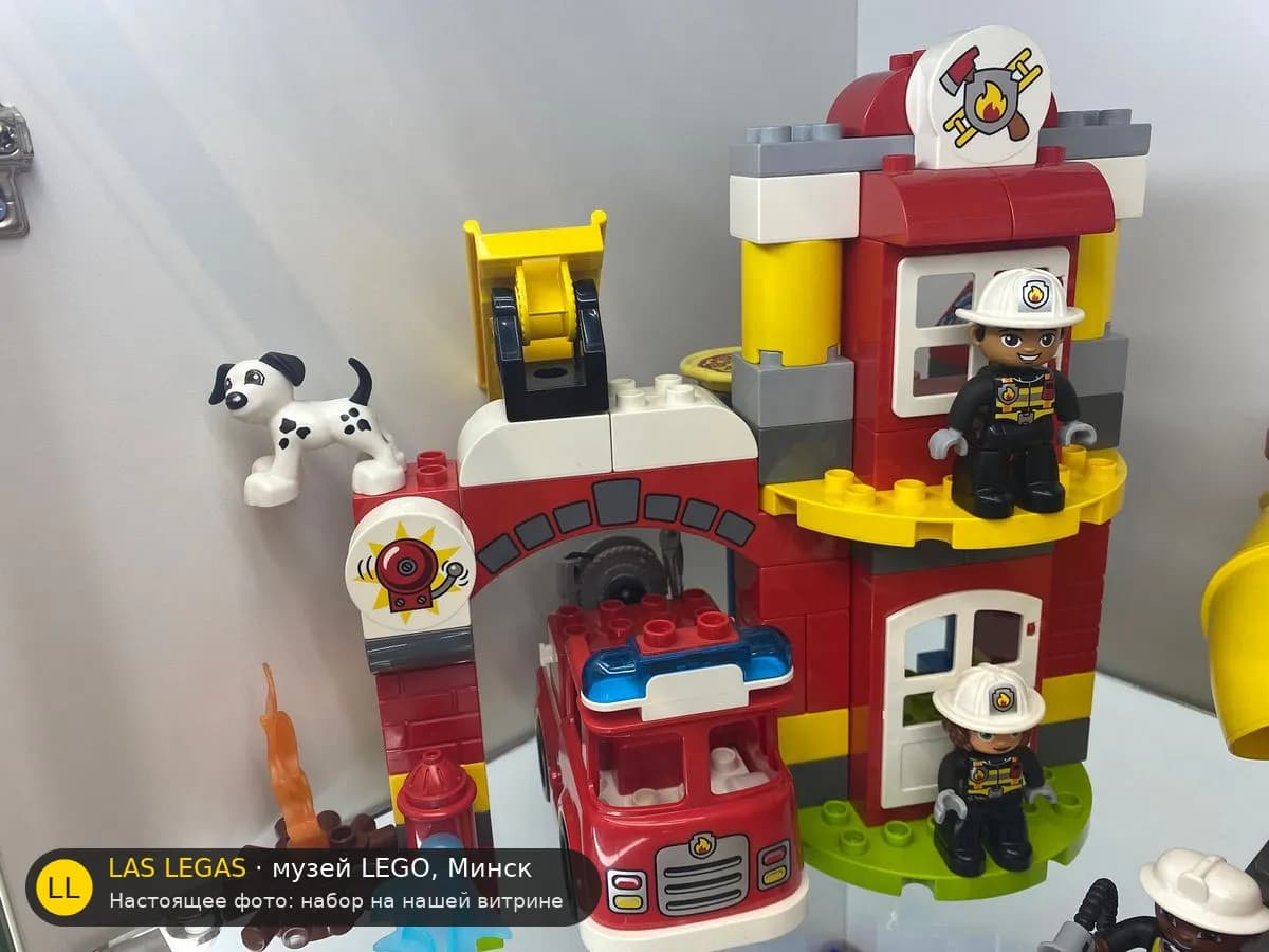 LEGO 10903 Пожарная станция (Fire Station) на витрине музея Las Legas
