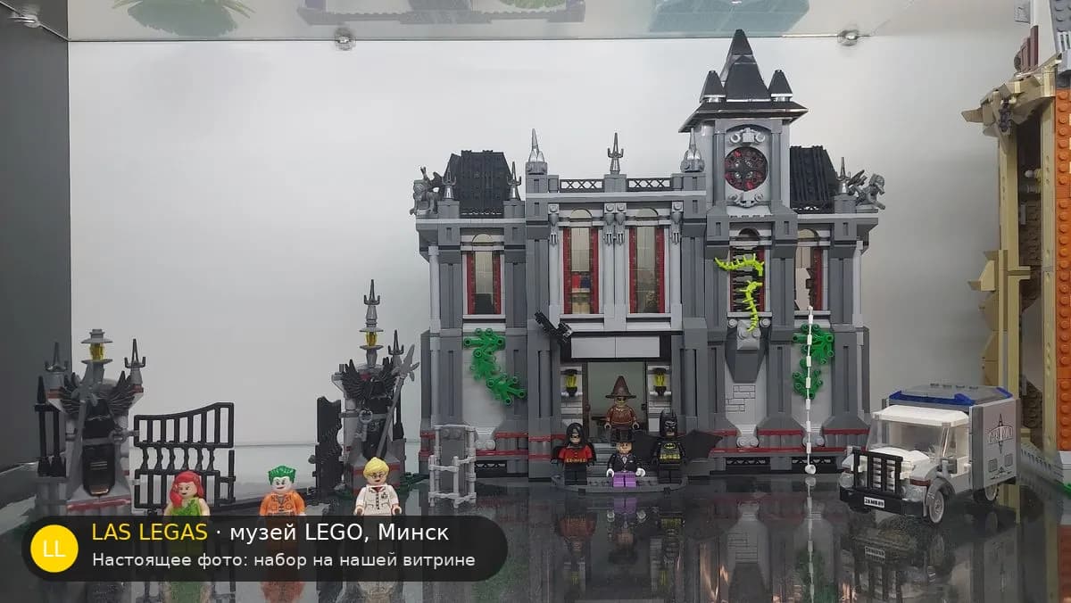 LEGO 10937 Бэтмен: побег из лечебницы Аркхем (Batman: Arkham Asylum Breakout) на витрине музея Las Legas