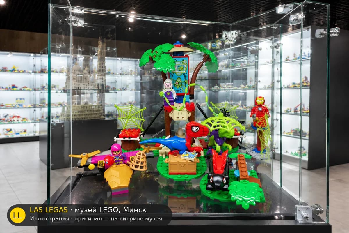 Иллюстрация: LEGO 11200 Спиди и Гобби: битва с рапторами в штабе на дереве на витрине в зале музея Las Legas