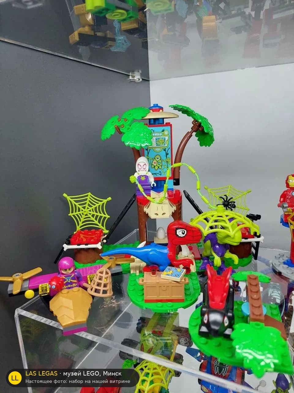 LEGO 11200 Спиди и Гобби: битва с рапторами в штабе на дереве (Spidey and Gobby's Raptor Battle at Tree House HQ) на витрине музея Las Legas