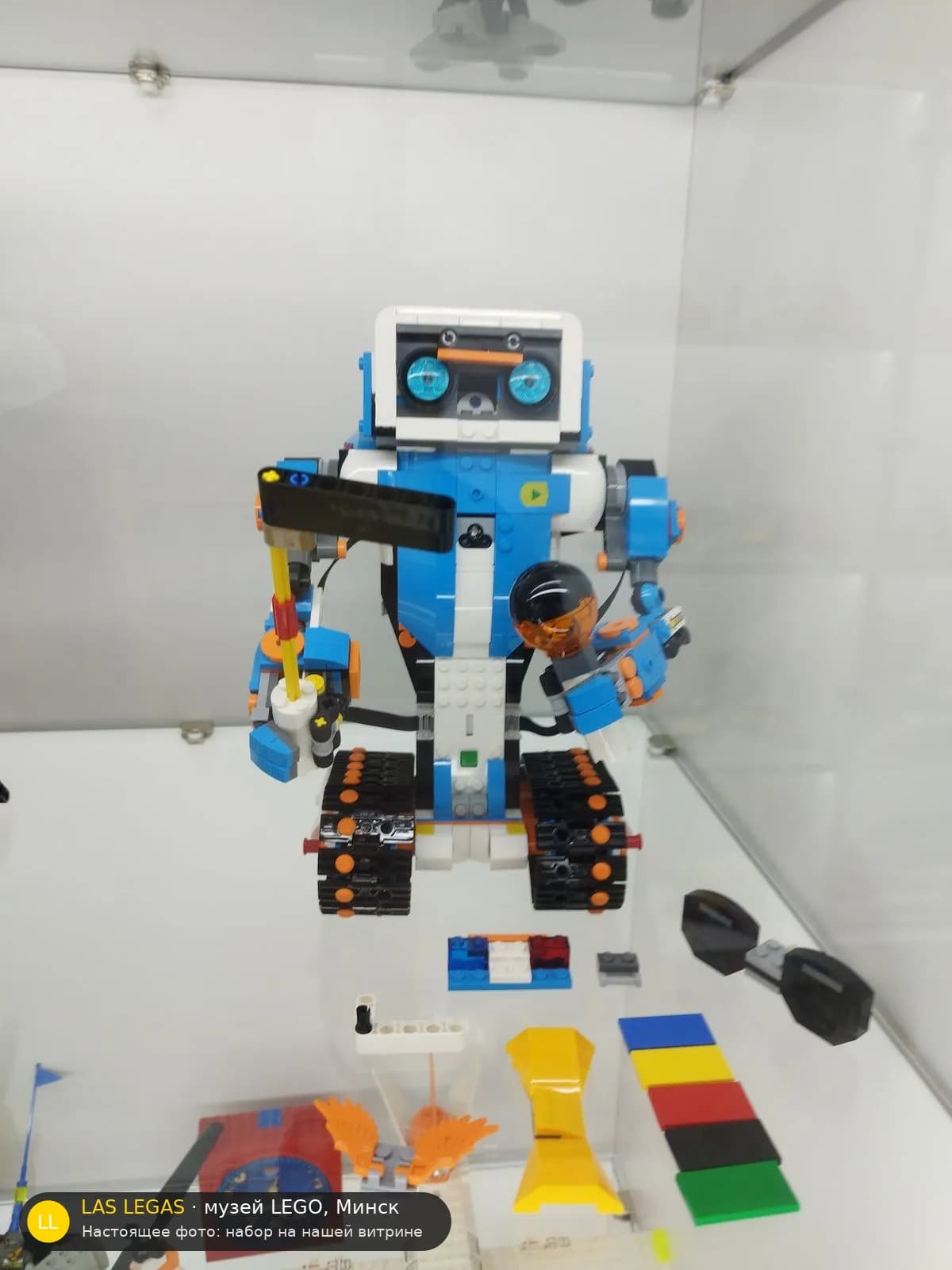 LEGO 17101 Творческий набор Boost (Boost Creative Toolbox) на витрине музея Las Legas