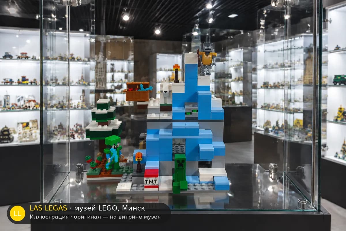 Иллюстрация: LEGO 21243 Ледяные вершины на витрине в зале музея Las Legas