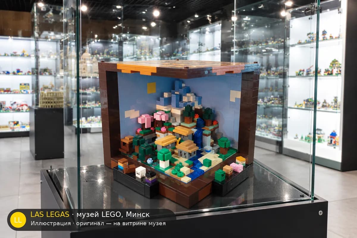 Иллюстрация: LEGO 21265 Верстак на витрине в зале музея Las Legas