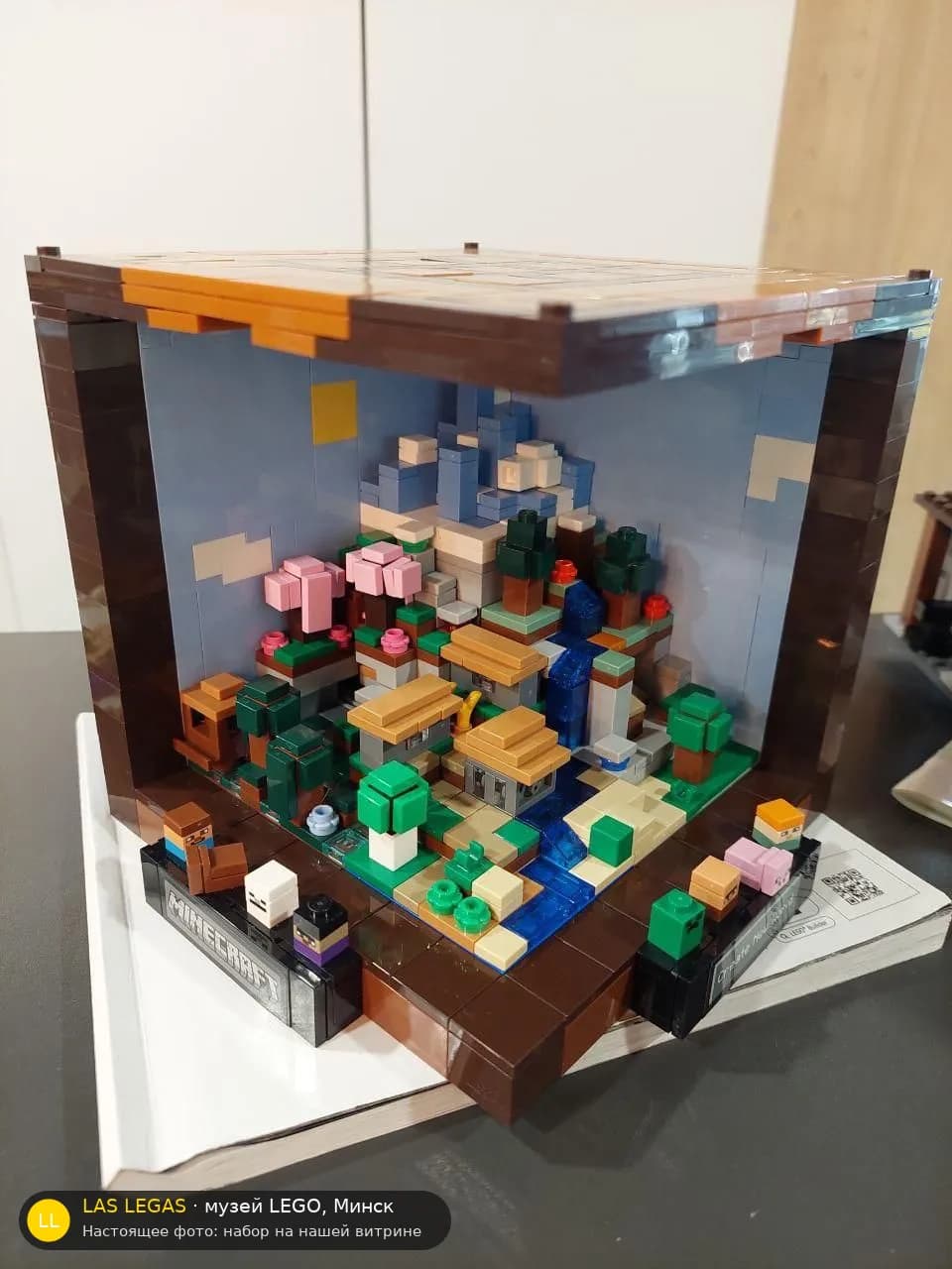 LEGO 21265 Верстак (The Crafting Table) на витрине музея Las Legas