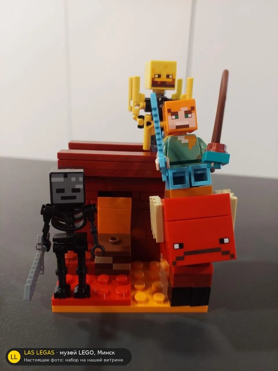 LEGO 21266 Битва в лавовом Нижнем мире (The Nether Lava Battle) на витрине музея Las Legas