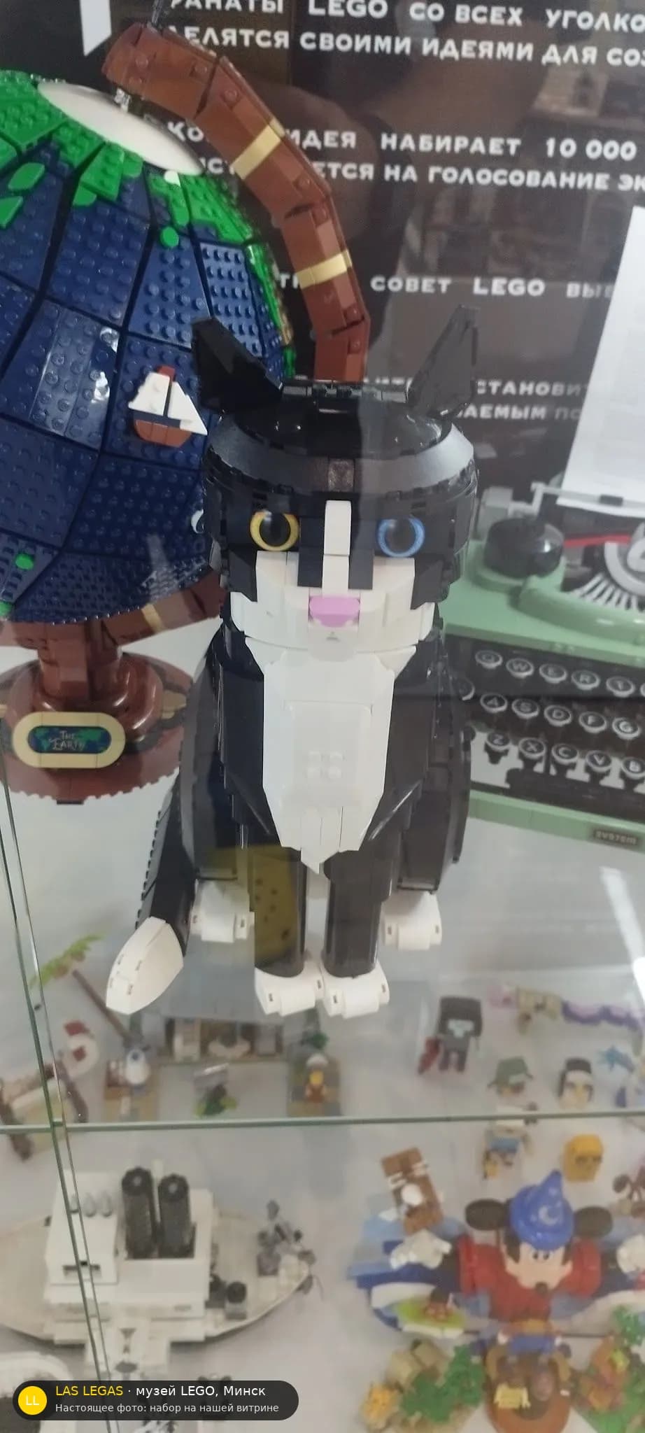 LEGO 21349 Кот в смокинге (Tuxedo Cat) на витрине музея Las Legas