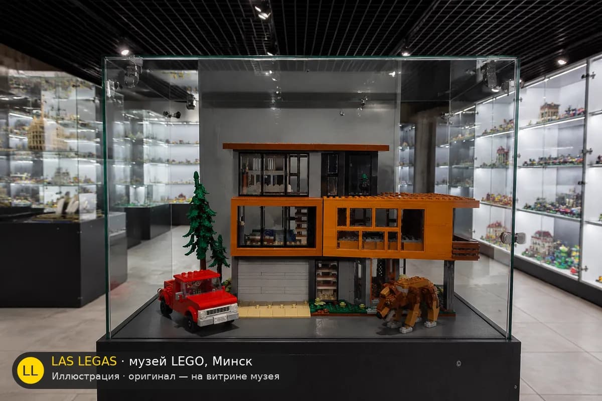 Иллюстрация: LEGO 21354 Дом Калленов на витрине в зале музея Las Legas