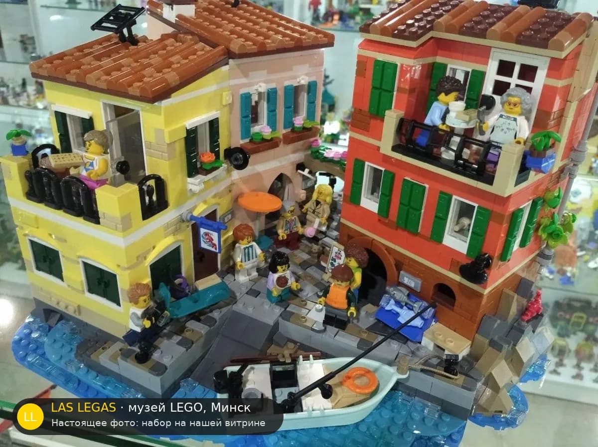 LEGO 21359 Итальянская Ривьера (Italian Riviera) на витрине музея Las Legas