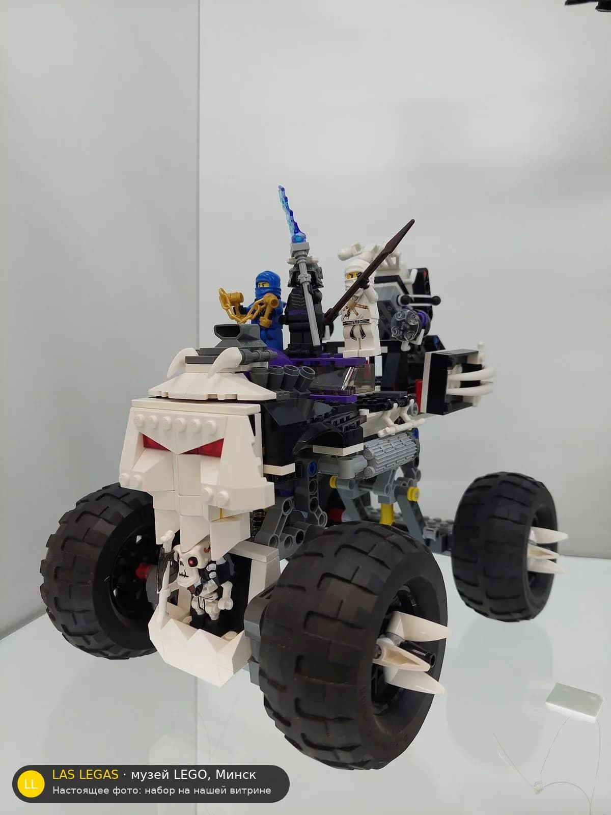 LEGO 2506 Скелет-грузовик (Skull Truck) на витрине музея Las Legas