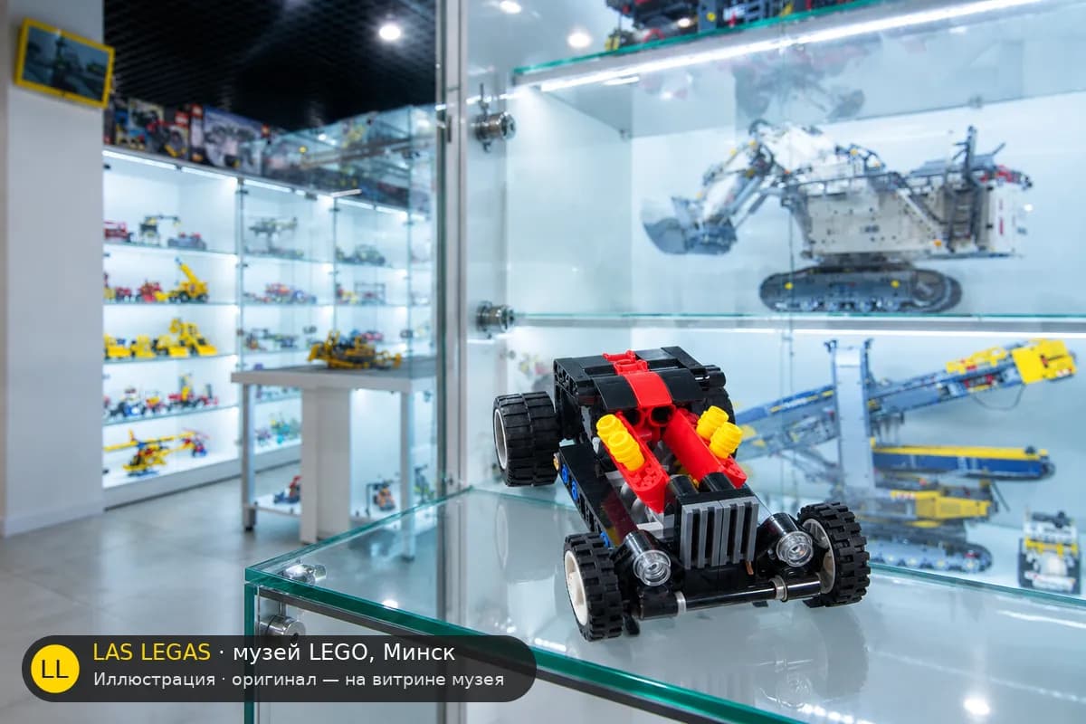 Иллюстрация: LEGO 30735 Хот-род на витрине в зале музея Las Legas