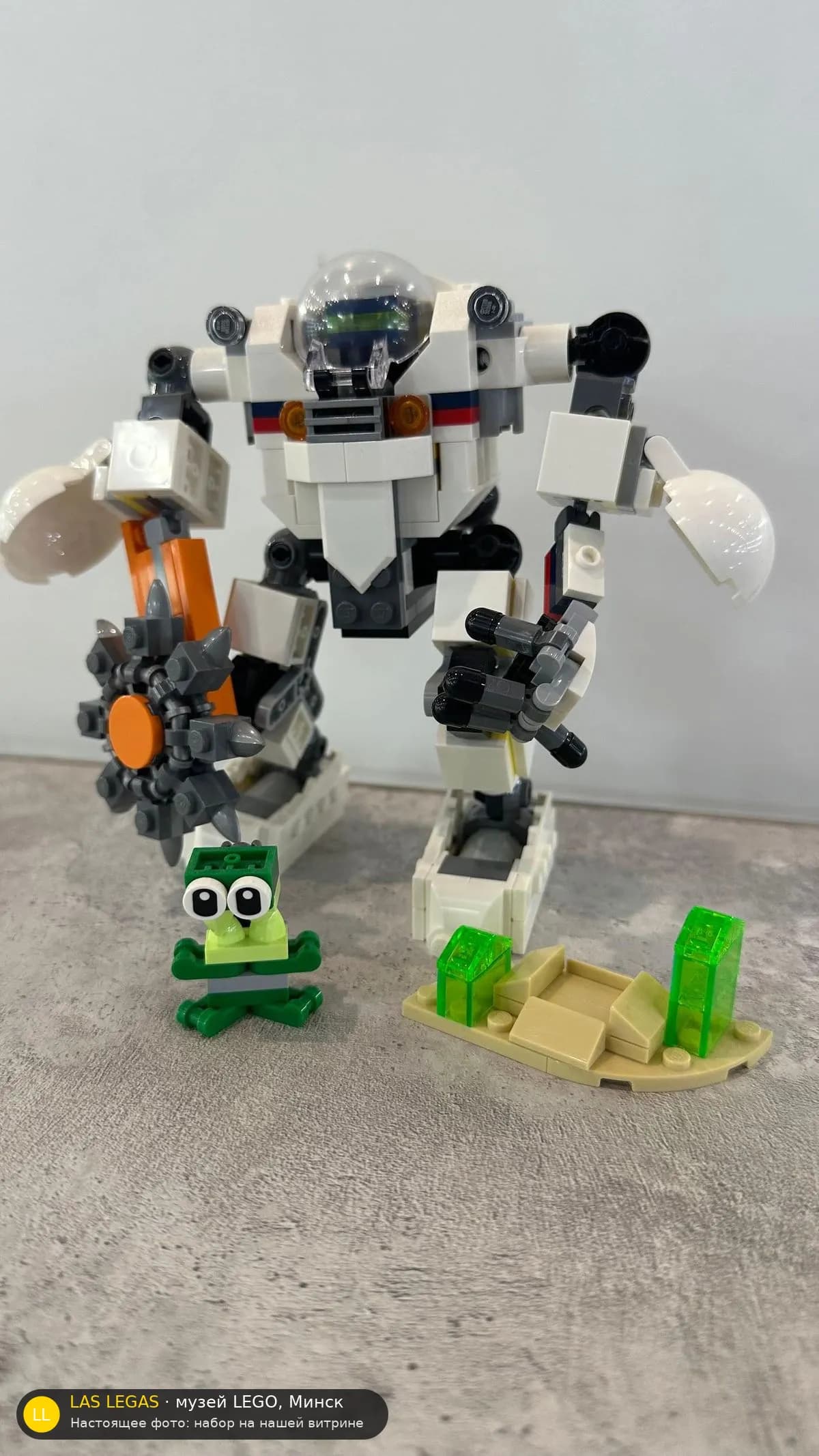 LEGO 31115 Космический горнодобывающий мех (Space Mining Mech) на витрине музея Las Legas