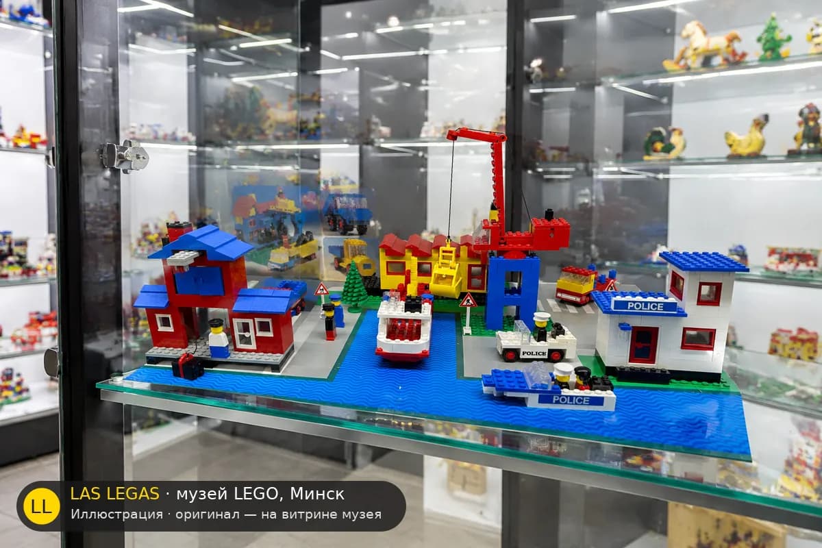 Иллюстрация: LEGO 364 Порт на витрине в зале музея Las Legas
