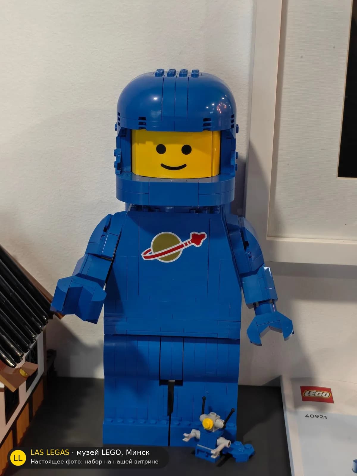 LEGO 40921 Увеличенная минифигурка синего астронавта (Up-Scaled Blue Astronaut Minifigure) на витрине музея Las Legas