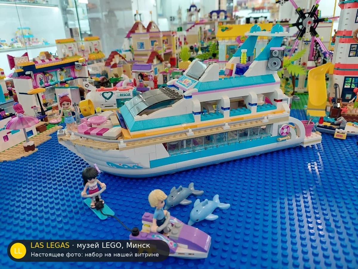 LEGO 41015 Круизный лайнер (Dolphin Cruiser) на витрине музея Las Legas