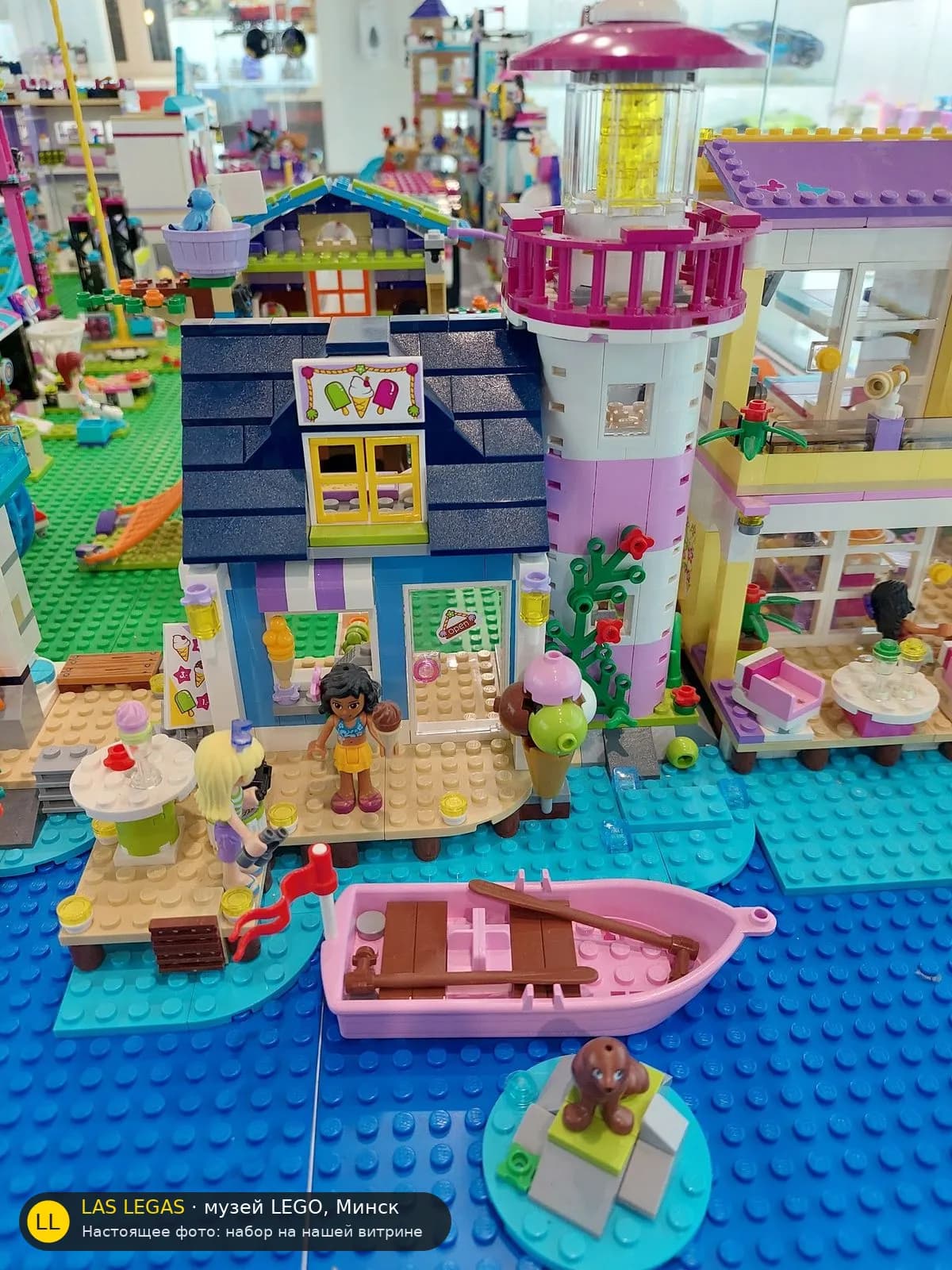 LEGO 41094 Маяк Хартлейк (Heartlake Lighthouse) на витрине музея Las Legas