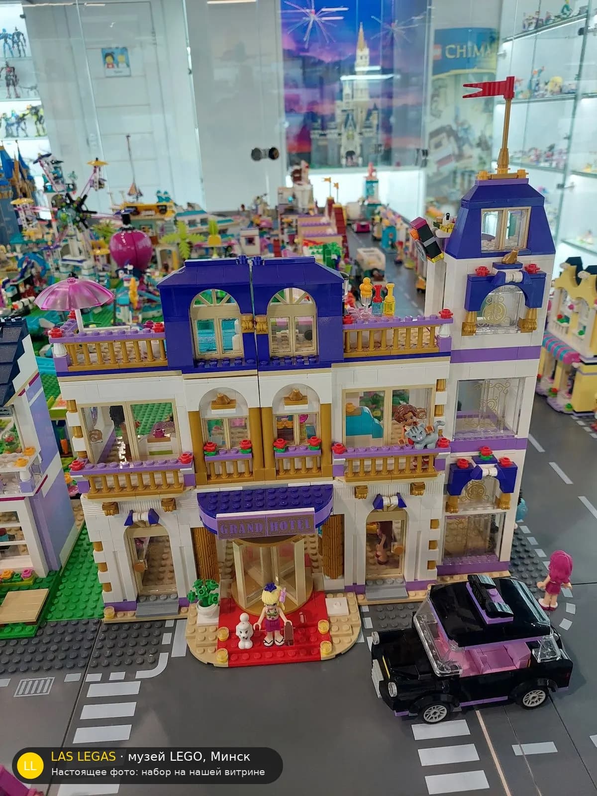 LEGO 41101 Гранд-отель Хартлейк (Heartlake Grand Hotel) на витрине музея Las Legas