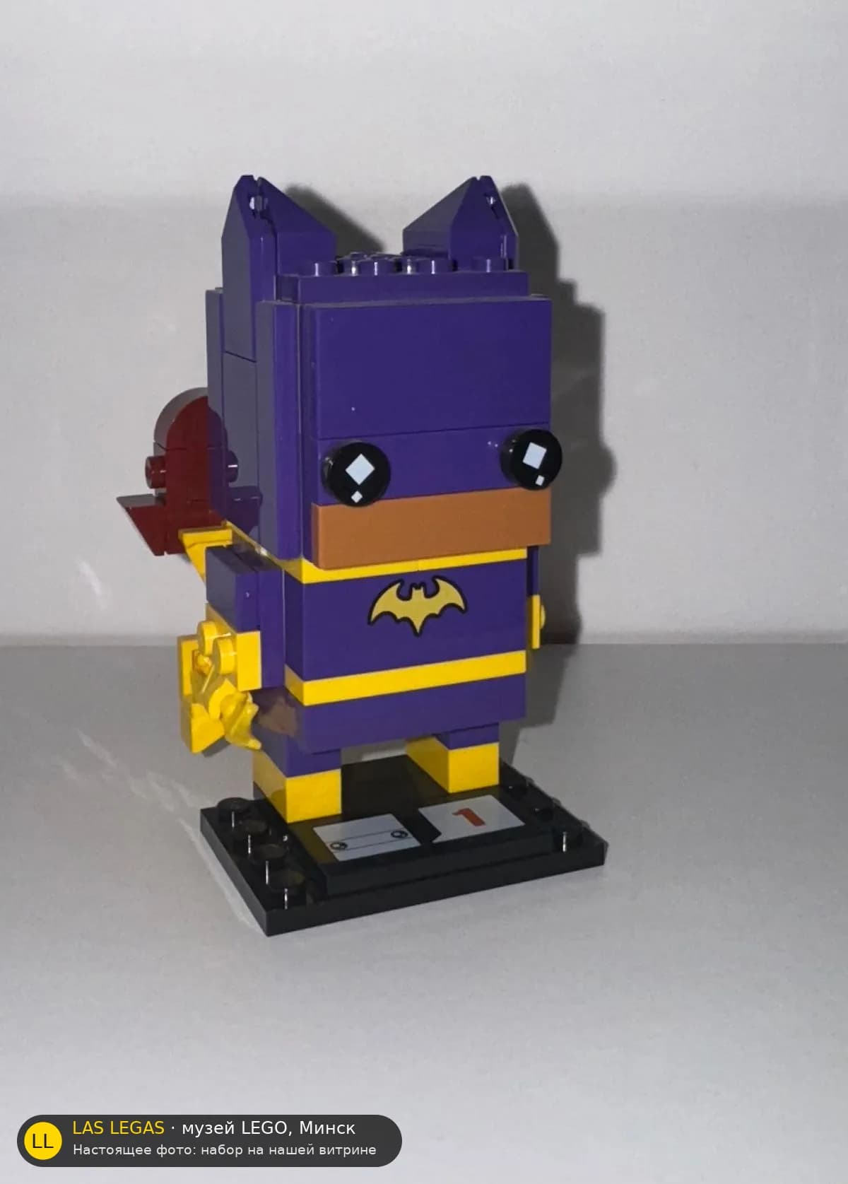 LEGO 41586 Бэтгёрл (Batgirl) на витрине музея Las Legas