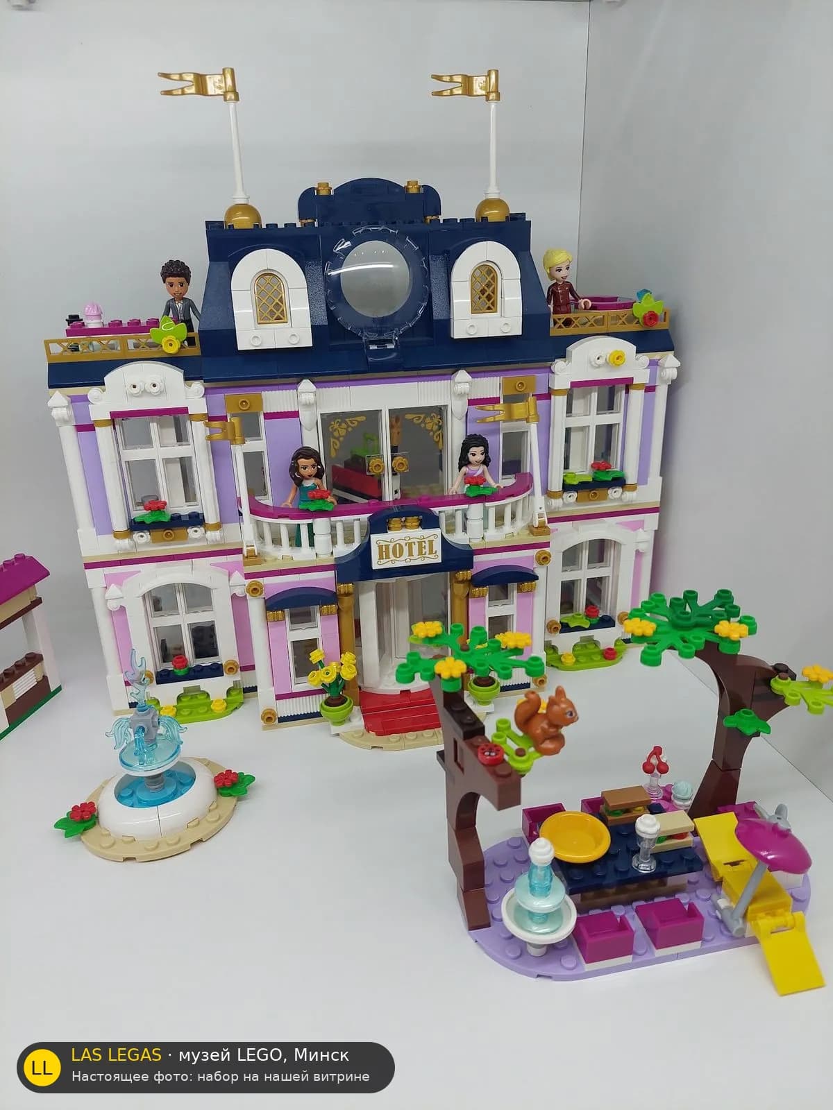 LEGO 41684 Отель Хартлейк-Сити (Heartlake City Grand Hotel) на витрине музея Las Legas