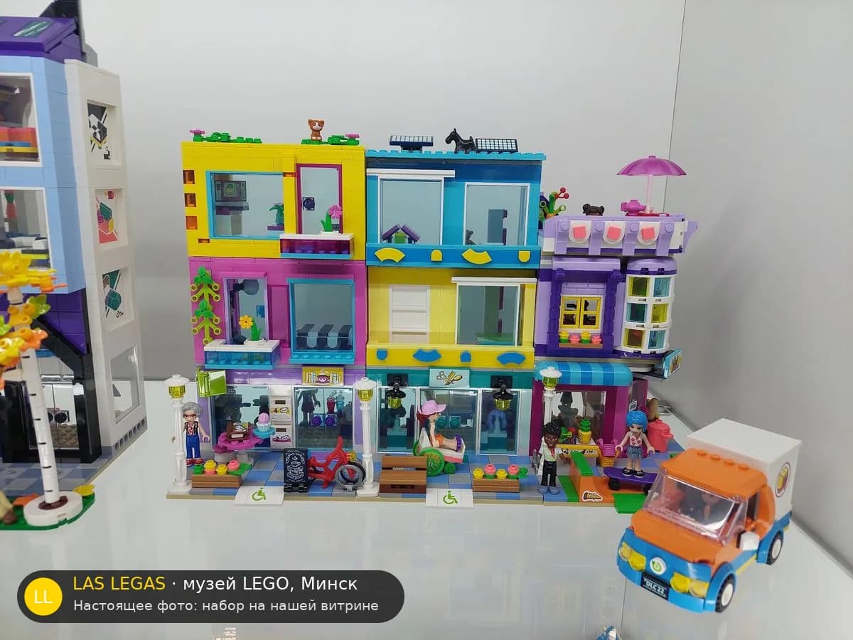 LEGO 41704 Главная улица (Main Street Building) на витрине музея Las Legas