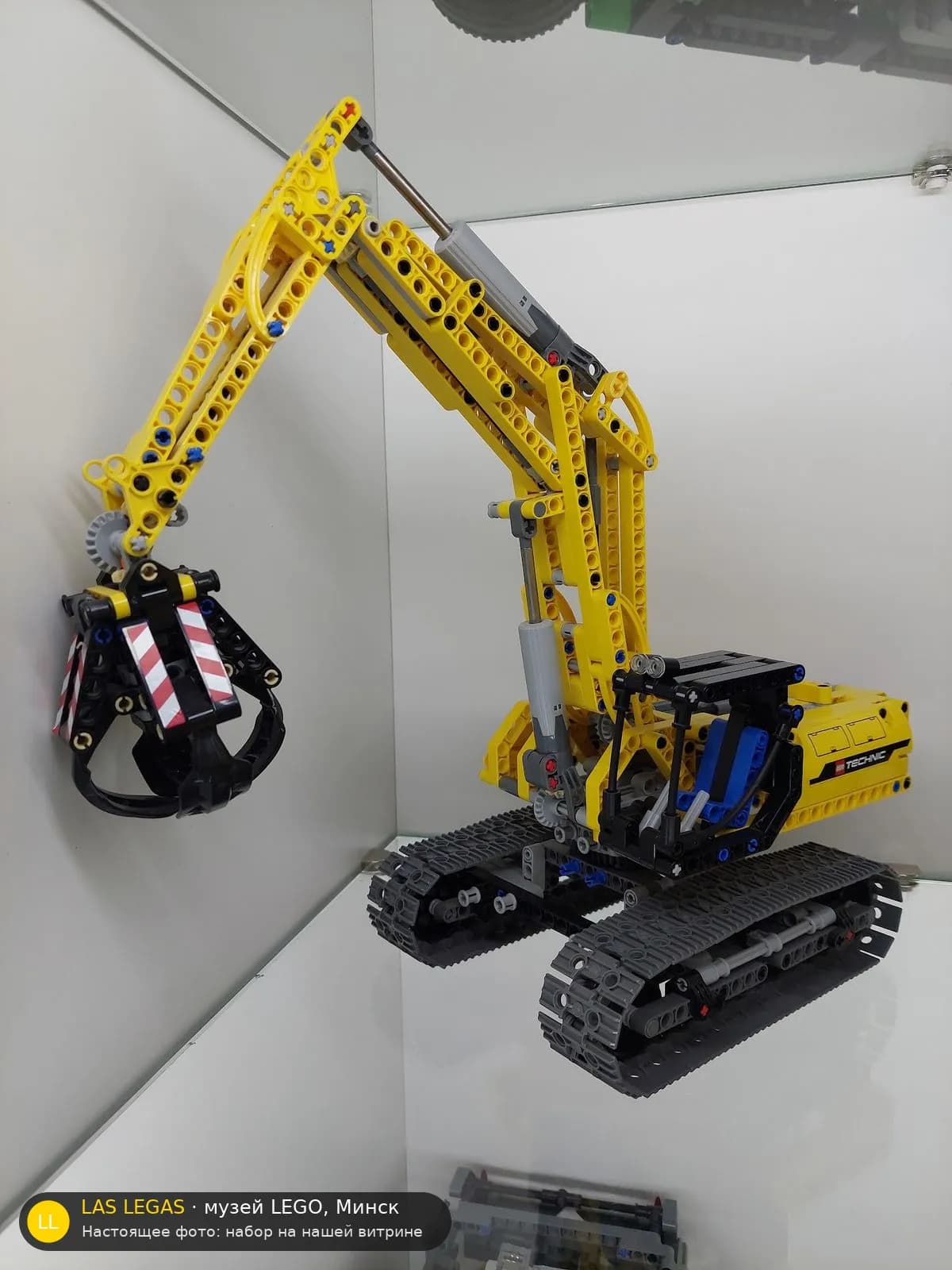LEGO 42006 Экскаватор (Excavator) на витрине музея Las Legas