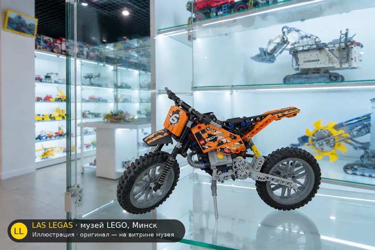Иллюстрация: LEGO 42007 Кроссовый мотоцикл на витрине в зале музея Las Legas