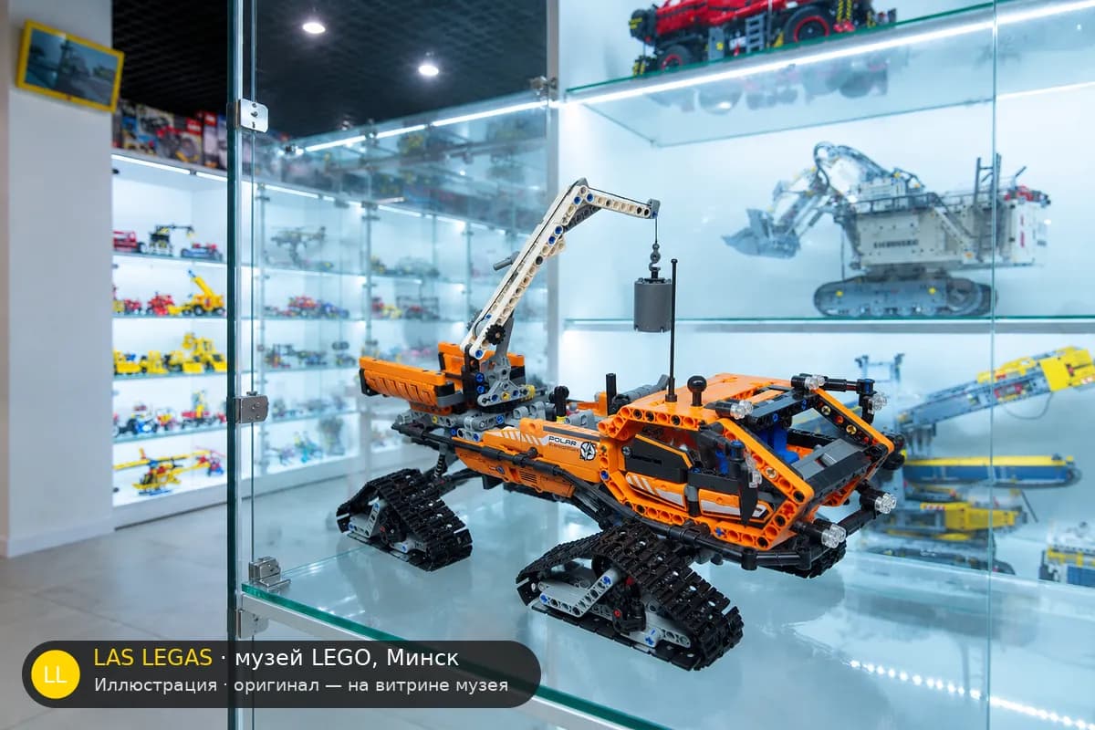 Иллюстрация: LEGO 42038 Арктический грузовик на витрине в зале музея Las Legas