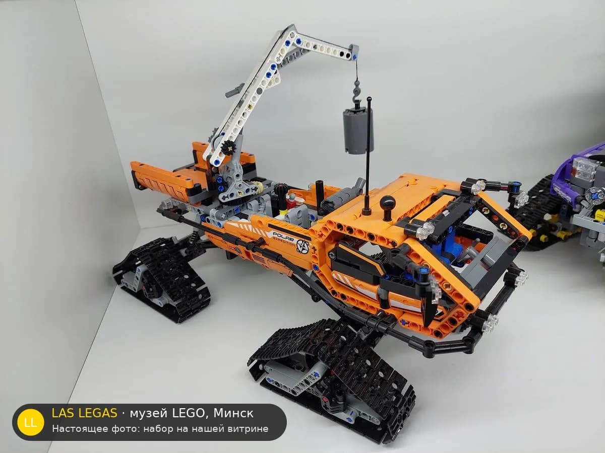 LEGO 42038 Арктический грузовик (Arctic Truck) на витрине музея Las Legas