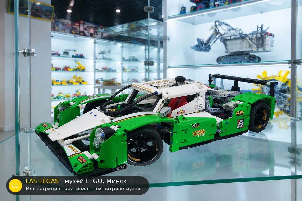 Иллюстрация: LEGO 42039 24 Hours Race Car на витрине в зале музея Las Legas