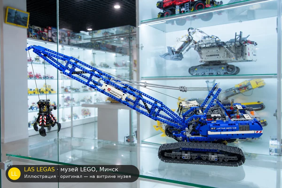 Иллюстрация: LEGO 42042 Гусеничный кран на витрине в зале музея Las Legas