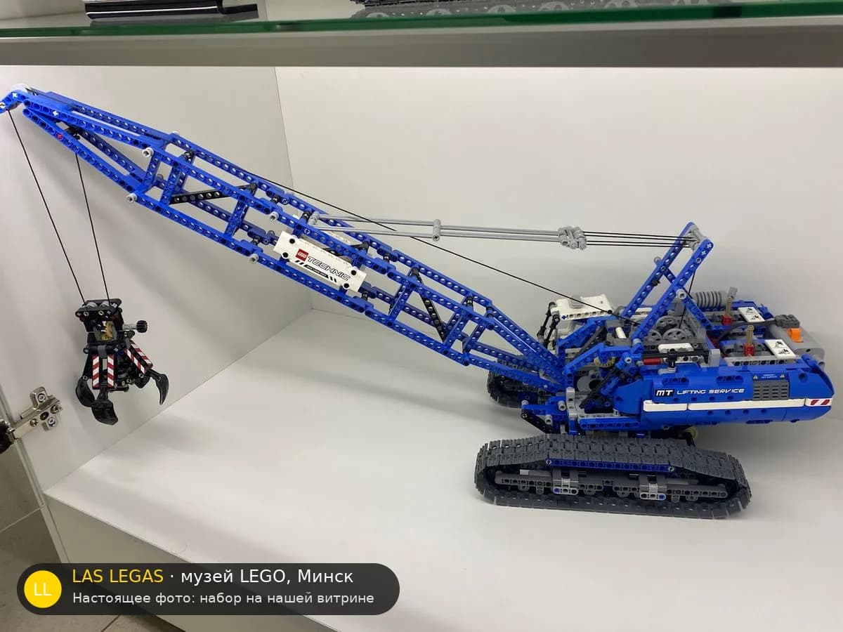 LEGO 42042 Гусеничный кран (Crawler Crane) на витрине музея Las Legas